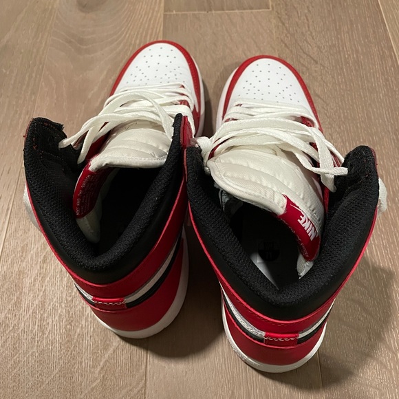 SOLD - Jordan 1 Retro Chicago (2015) (Worn Once) - Picture 6 of 7